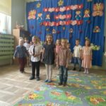 Przedszkolaki recytują wierszyki
