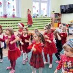 Dzieci tańczą z Mikołajem