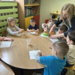 Dzieci uczą się samodzielnie wyciskać owoce