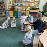 Doświadczeni związane z rozpuszczaniem cukru w wodzie