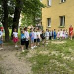 Chłopcy odchodzący do szkoły mówią wierszyk