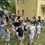 Wesołe zabawy na placu zabaw